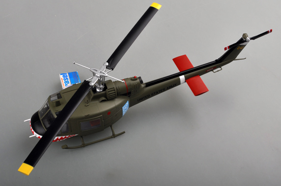 Вертолет UH-1C, 174th AHC gun platoon "Sharks",1970 (1/48)