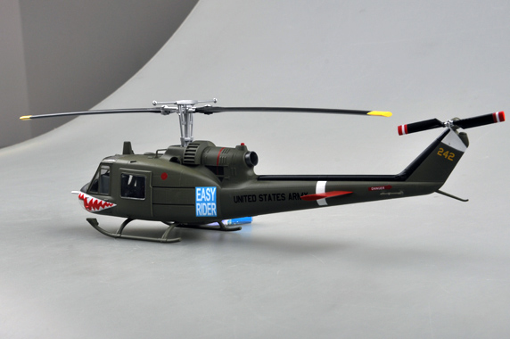 Вертолет UH-1C, 174th AHC gun platoon "Sharks",1970 (1/48)
