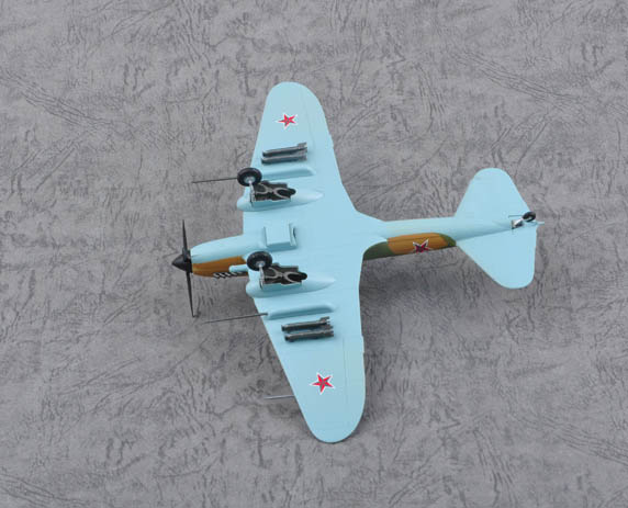 Советский штурмовик Ил-2М3, белый 1