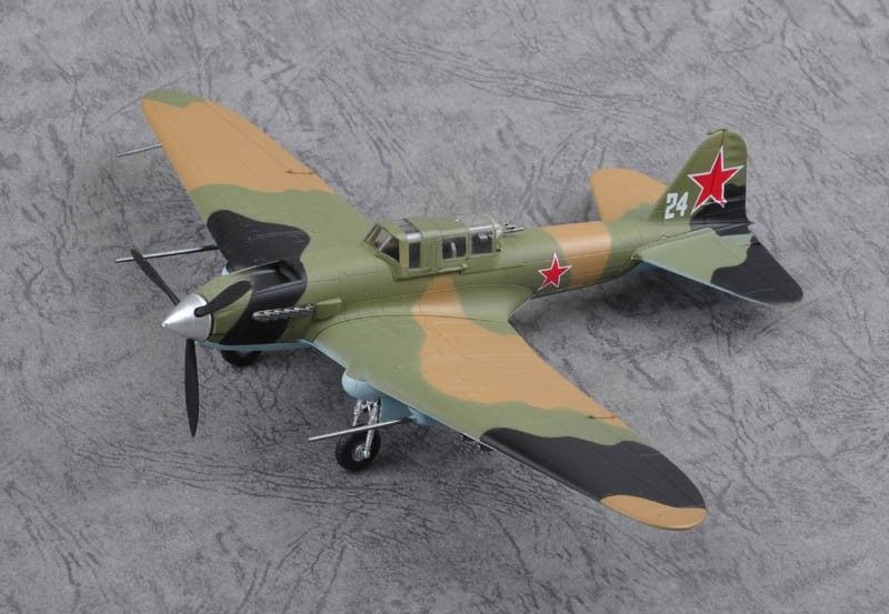 Советский штурмовик Ил-2М3, белый 24