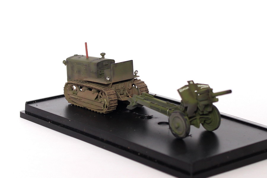 Трактор ЧТЗ С-65 "Сталинец" с гаубицей Д-30